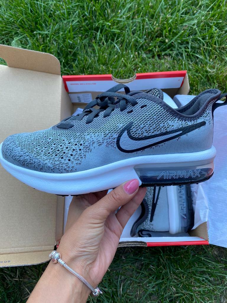 white nike trainers size 4